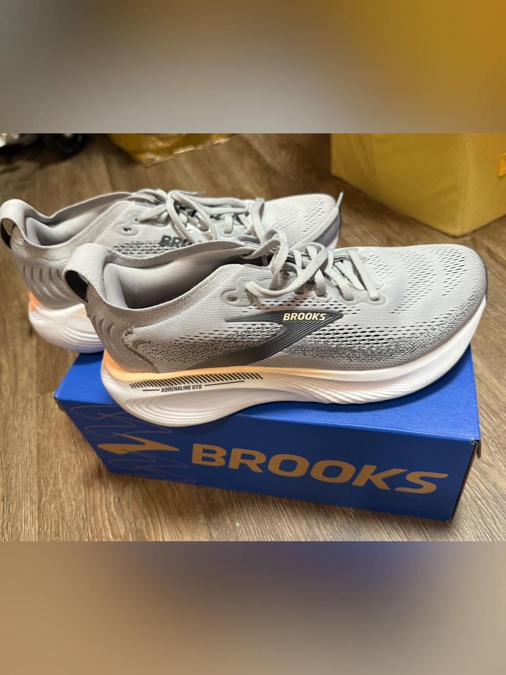 Brooks shoes women size 8 EUC